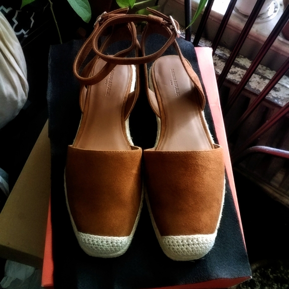 Banana Republic Factory Shoes - NWOT Banana Republic Factory Tan Espadrille Ankle-Strap Flats with Cream Toe